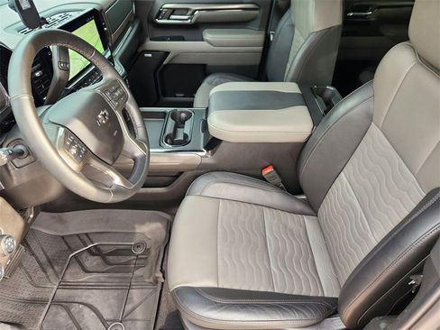 Used 2024 Chevrolet Silverado 2500 ZR2 w/ Technology Package image 12