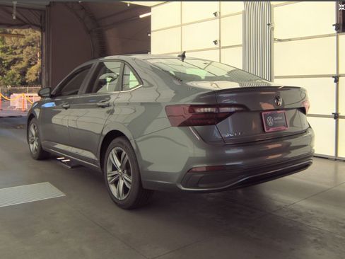 Used 2024 Volkswagen Jetta SE FWD image 7
