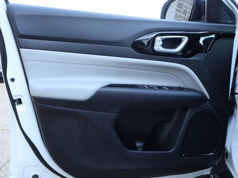 Used 2023 Jeep Compass Limited image 21