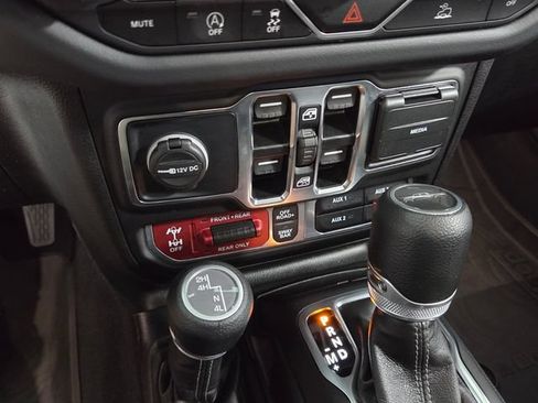 Used 2025 Jeep Gladiator Rubicon w/ Convenience Group AWD/4WD image 21