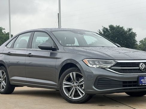 Used 2024 Volkswagen Jetta SE FWD image 2