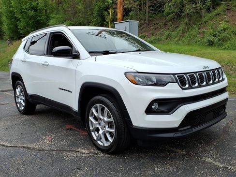 Certified 2024 Jeep Compass Latitude w/ Sun and Sound Group AWD/4WD image 2