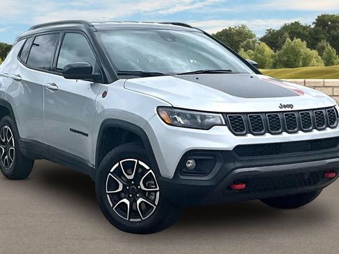 Used 2025 Jeep Compass Trailhawk AWD/4WD image 2