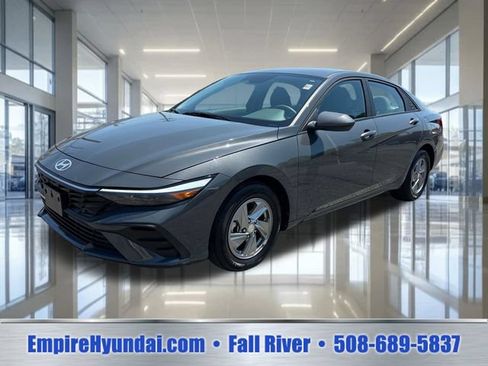 Used 2024 Hyundai Elantra SE FWD image 1