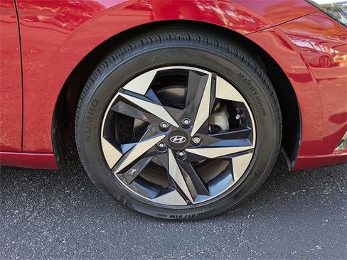 Used 2023 Hyundai Elantra Limited image 11