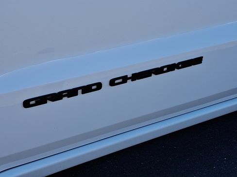 Used 2020 Jeep Grand Cherokee Altitude AWD/4WD image 32