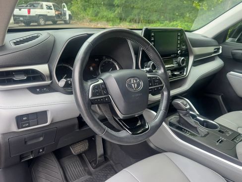 Used 2020 Toyota Highlander XLE FWD image 19