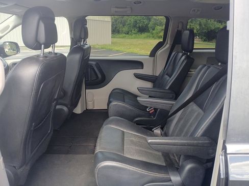 Used 2012 Chrysler Town & Country Touring w/ Entertainment Group #1 FWD image 15