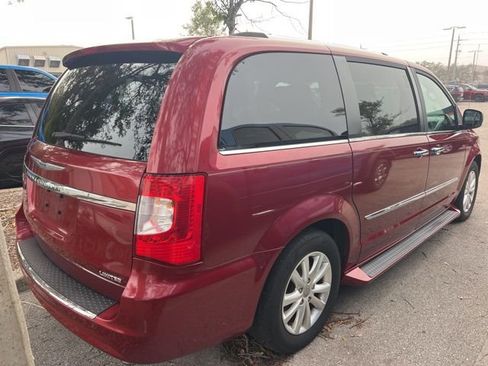 Used 2015 Chrysler Town & Country Limited Platinum image 4