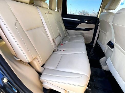 Used 2017 Toyota Highlander XLE image 19