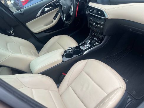 Used 2018 INFINITI QX30 Premium image 25