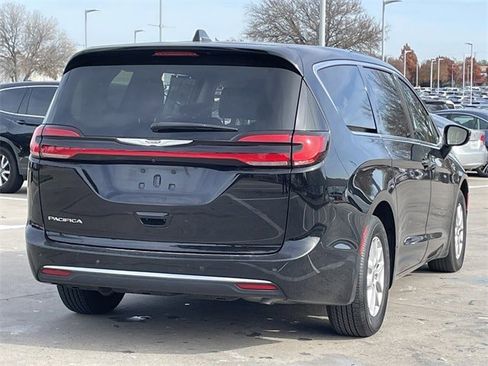 Used 2024 Chrysler Pacifica Touring-L image 4