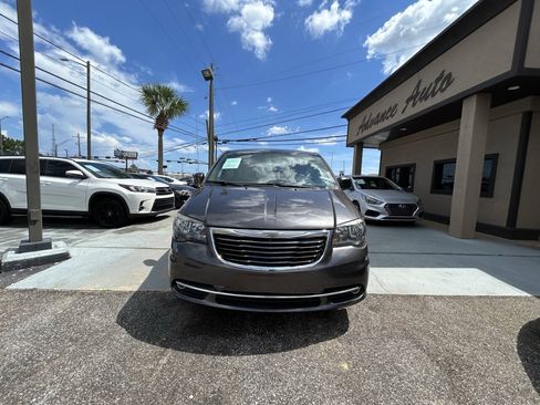 Used 2015 Chrysler Town & Country S FWD image 3