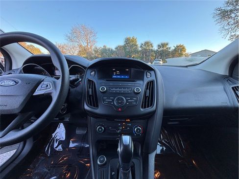 Used 2015 Ford Focus SE image 11