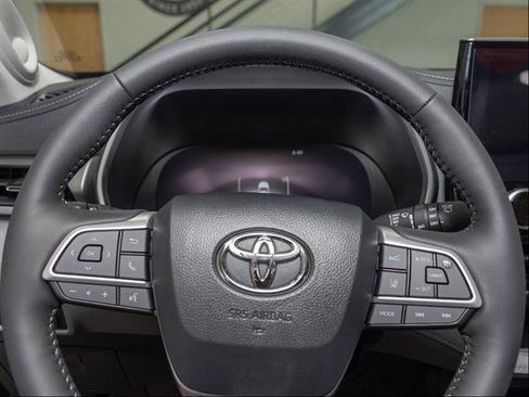 New 2026 Toyota Highlander Limited AWD/4WD image 10