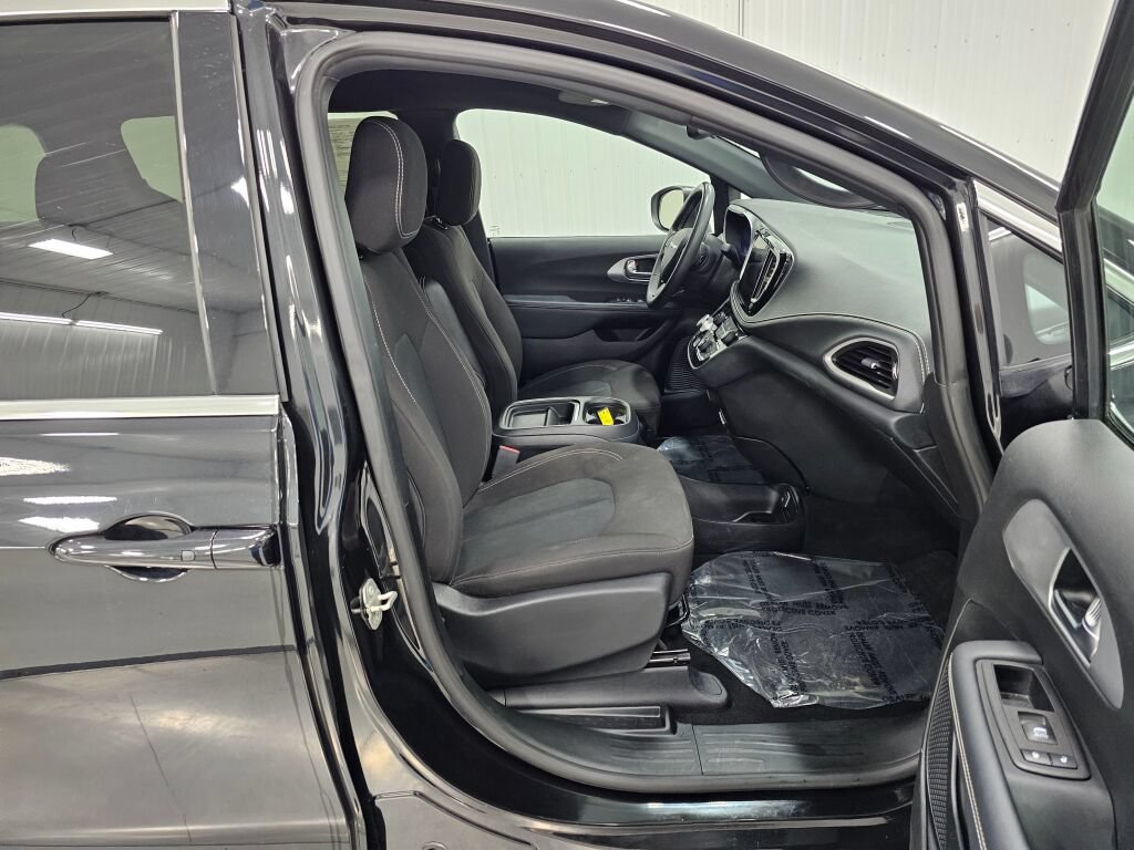 Used 2023 Chrysler Pacifica Touring FWD image 20