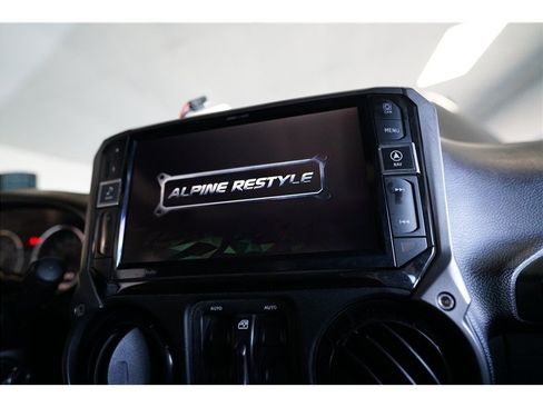 Used 2017 Jeep Wrangler Unlimited Rubicon AWD/4WD image 28