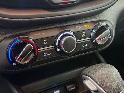 Used 2025 Kia Soul LX w/ LX Technology Package FWD image 23