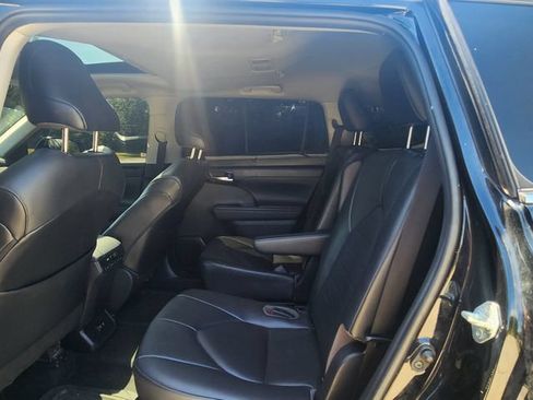 Used 2020 Toyota Highlander XLE FWD image 21
