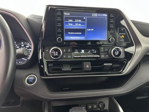 Used 2021 Toyota Highlander XLE AWD/4WD image 30