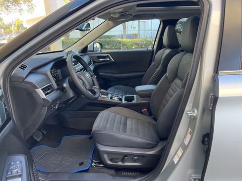 New 2025 Mitsubishi Outlander SE image 5