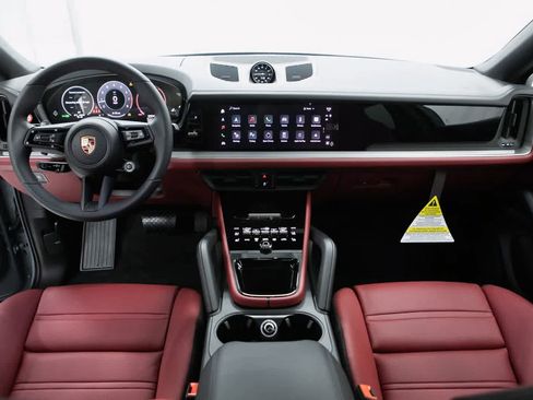 Certified 2025 Porsche Cayenne Coupe image 13