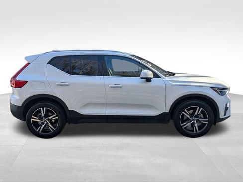 Certified 2023 Volvo XC40 B5 Plus image 8