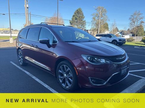 Used 2017 Chrysler Pacifica Limited w/ Advanced Safetytec Group image 3