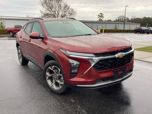 Used 2025 Chevrolet Trax LT w/ LT Convenience Package image 7