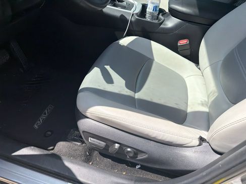 Used 2019 Toyota RAV4 XLE Premium FWD image 8