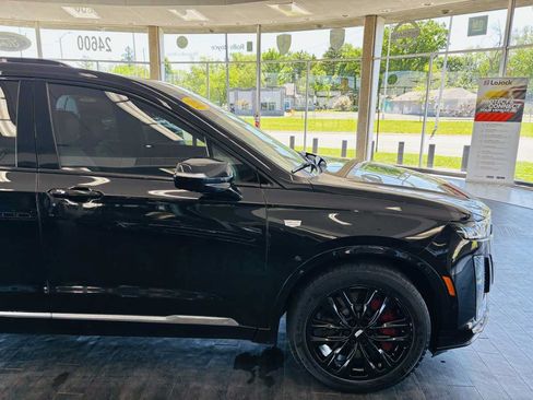 Used 2023 Cadillac XT6 Sport w/ Technology Package AWD/4WD image 4