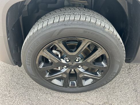 Used 2017 Jeep Renegade Altitude w/ Advanced Technology Group AWD/4WD image 9