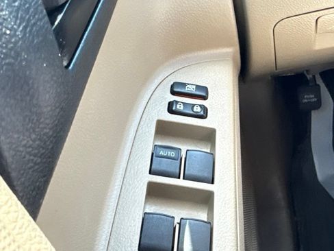 Used 2013 Toyota Highlander FWD w/ Cold Weather Pkg image 20