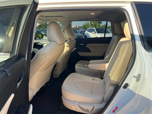 Used 2023 Toyota Highlander XLE FWD image 19
