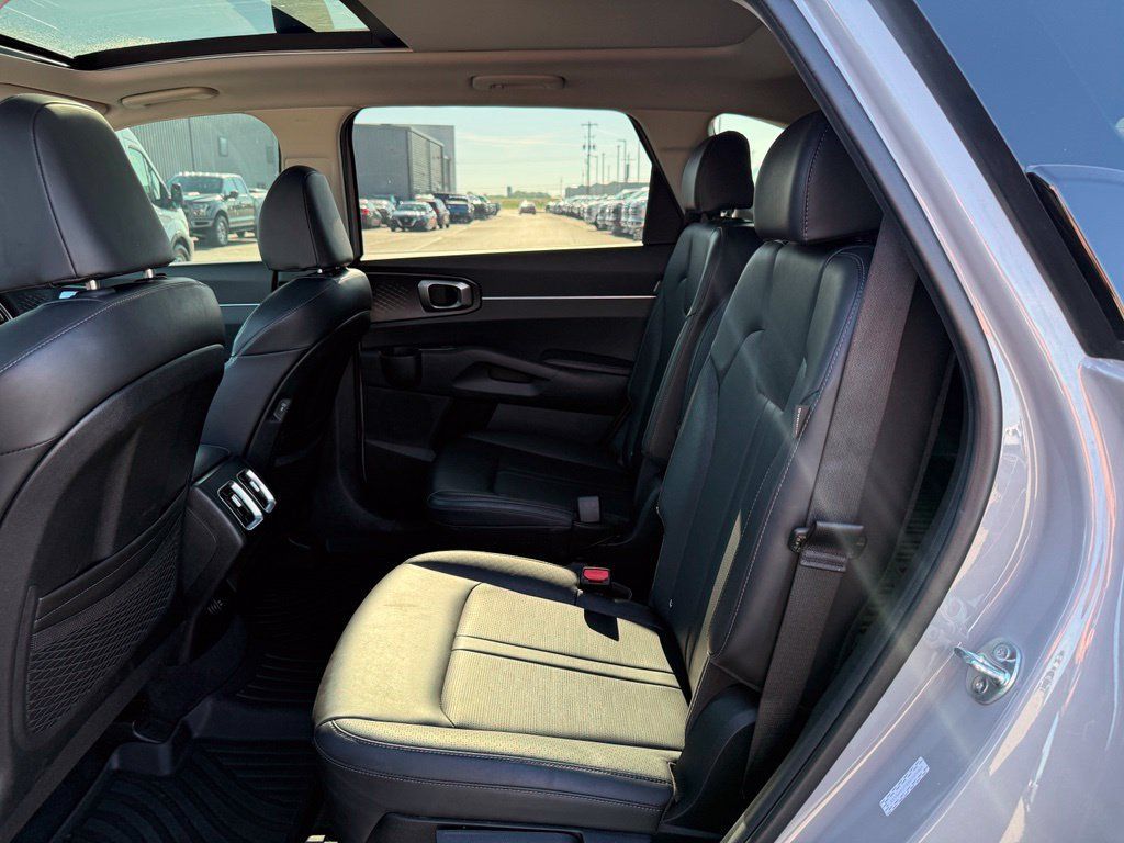 Used 2025 Kia Sorento EX w/ Panoramic Sunroof Package FWD image 8