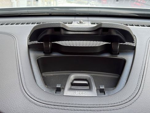 Used 2019 Jeep Cherokee Latitude w/ Cold Weather Group AWD/4WD image 13