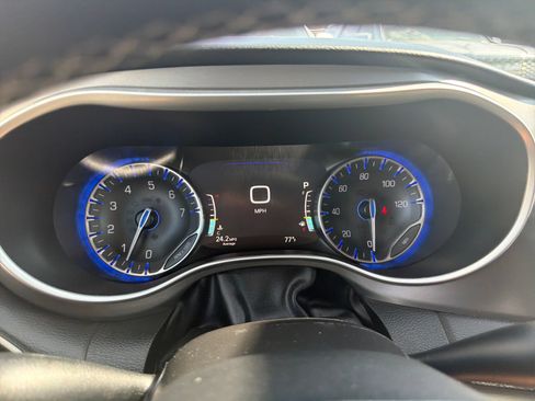 Used 2023 Chrysler Pacifica Touring-L FWD image 20