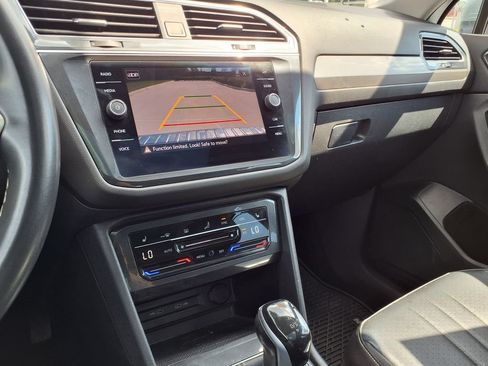 Used 2022 Volkswagen Tiguan SE w/ Panoramic Sunroof Package FWD image 30