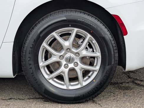 Used 2024 Chrysler Pacifica Touring-L image 41