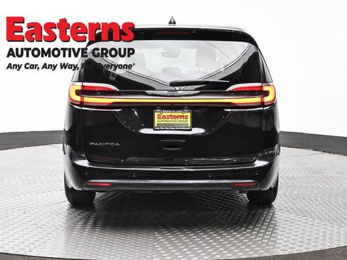 Used 2023 Chrysler Pacifica Touring-L FWD image 6