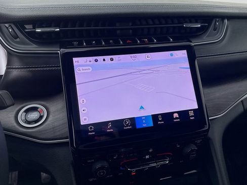 Used 2024 Jeep Grand Cherokee L Limited w/ Black Appearance Package image 13