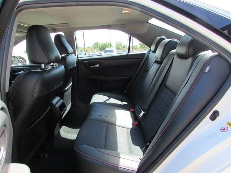 Used 2015 Toyota Camry SE w/ Moonroof Package FWD image 25
