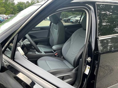 New 2025 Volkswagen Tiguan SE image 11