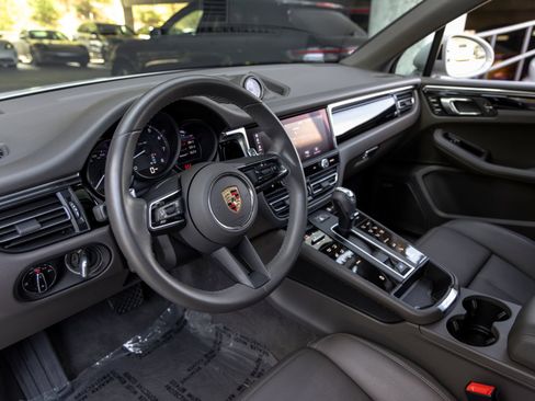 Certified 2025 Porsche Macan AWD/4WD image 4