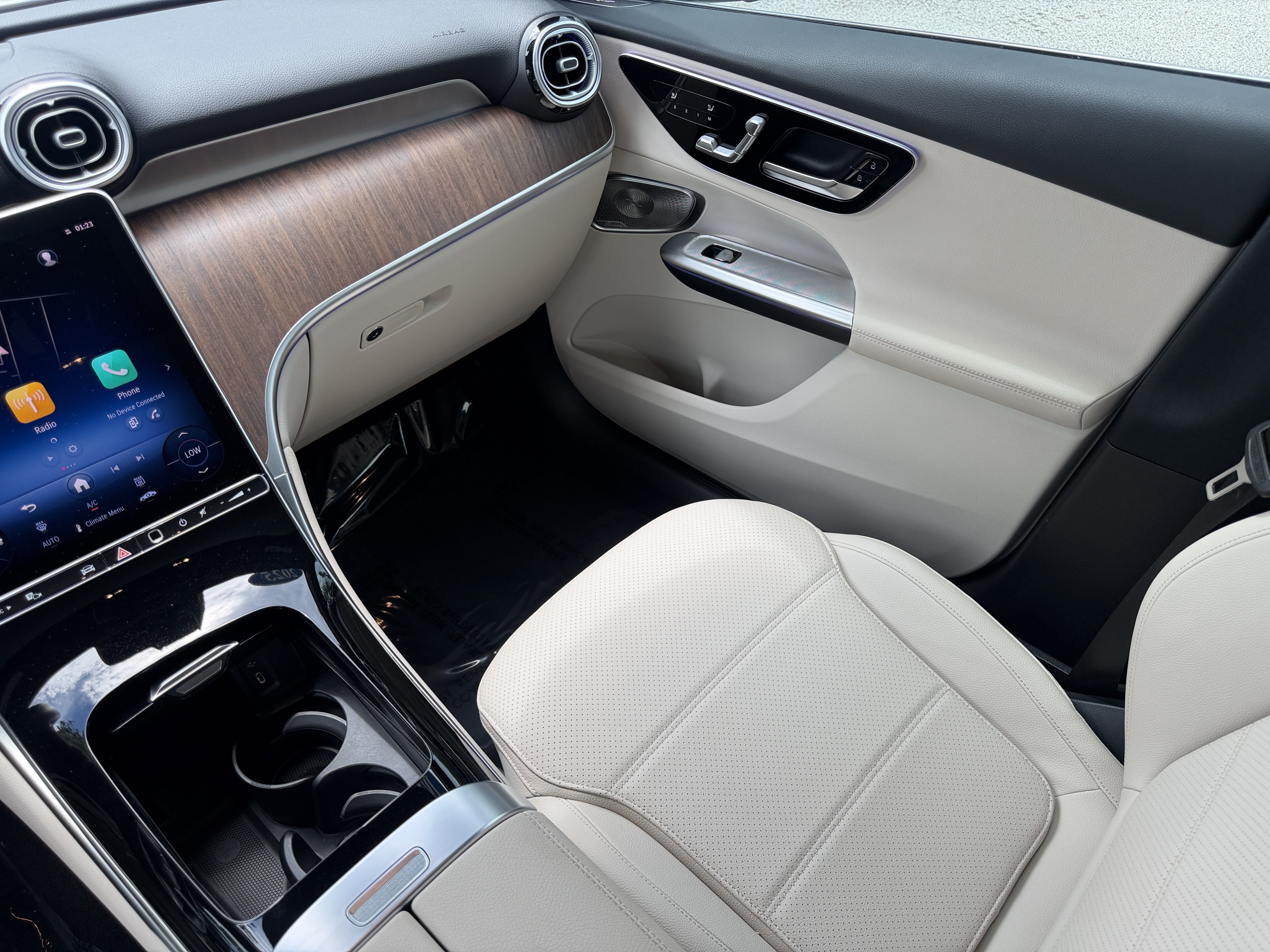Used 2025 Mercedes-Benz GLC 300 image 17