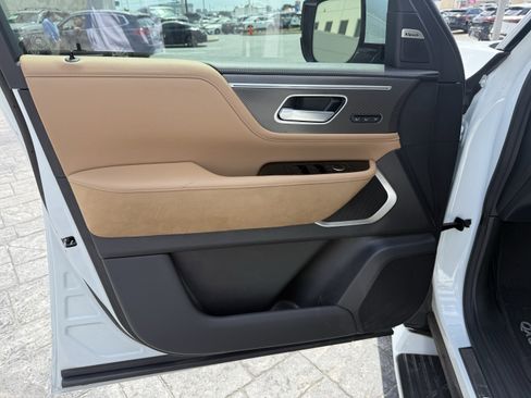 Certified 2025 INFINITI QX80 Luxe image 9