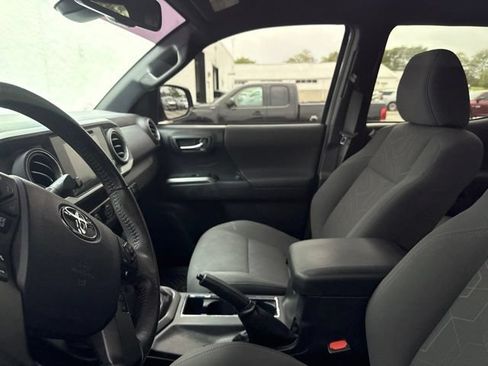 Used 2019 Toyota Tacoma TRD Off-Road AWD/4WD image 11