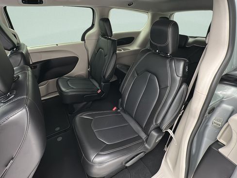 Used 2024 Chrysler Pacifica Touring-L FWD image 11