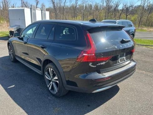 Used 2024 Volvo V60 B5 Cross Country Plus image 11