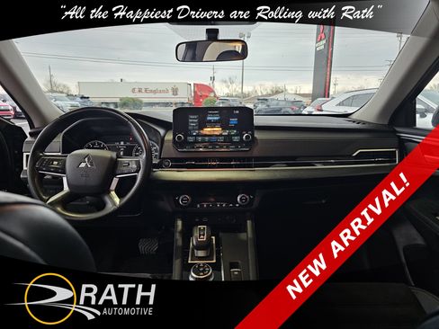 Used 2024 Mitsubishi Outlander SE image 11